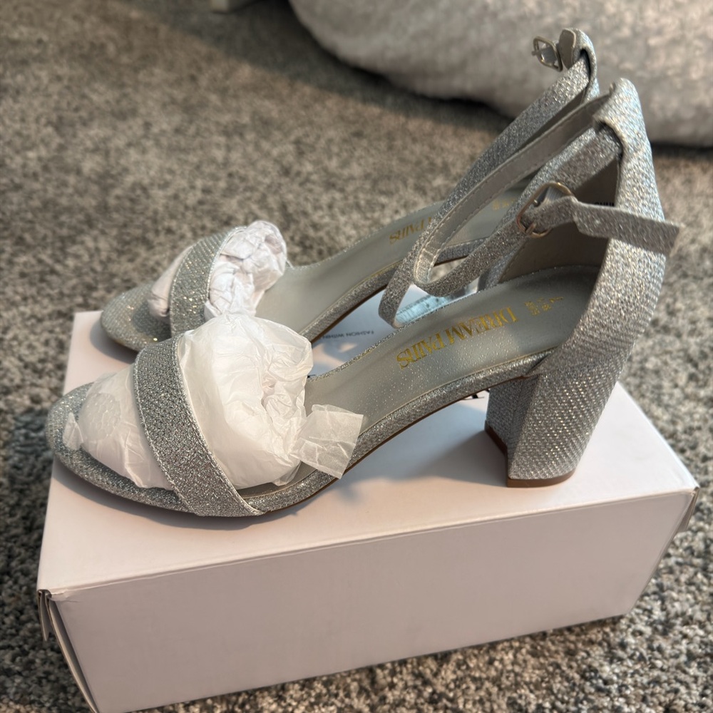 Silver glitter chunky heels Size US 7 #glamour #heels 3 inch heel NWT